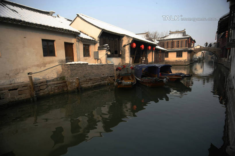 无人,横图,室外,白天,正面,度假,河流,石头,美景,水,城市风光,城市,照明,一排,阴影,整齐,光线,木制,灯笼,石子,影子,纸灯笼,河水,景观,水流,桥,运输工具,娱乐,石桥,拱桥,栈桥,排列,蓝色,蓝天,天空,阳光,木制品,灯具,交通工具,天,享受,休闲,景色,放松,拱形,晴朗,人行桥,石拱桥,照亮,照明设备,队列,载具,木筏,万里无云,水上交通工具,石块,晴空,晴空万里,彩图,shgzq1