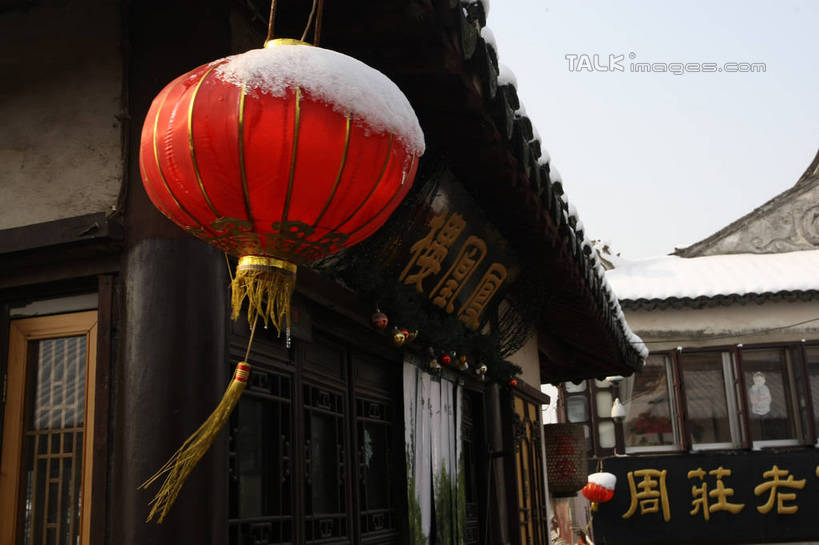 无人,家,横图,室外,白天,正面,度假,美景,城市风光,城市,照明,周庄,中国,亚洲,阴影,光线,灯笼,影子,纸灯笼,房屋,屋顶,屋子,景观,顶棚,娱乐,江苏,楼房,住宅,蓝色,蓝天,天空,阳光,灯具,天,享受,休闲,景色,放松,晴朗,照亮,照明设备,东亚,江苏省,昆山,昆山市,周庄镇,万里无云,中华人民共和国,华东地区,苏,中国第一水乡,鹿城,贞丰里,晴空,晴空万里,彩图,房子,shgzq1