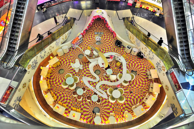 东方人,商店,站,走,横图,俯视,室内,白天,购物,旅游,度假,消费,标志建筑,超市,地标,电梯,建筑,商场,上海,中国,亚洲,行人,游客,游人,阴影,服装,光线,影子,电动扶梯,灯光,自动扶梯,运输工具,许多人,注视,休闲装,黄种人,娱乐,建设,路人,旅客,衣服,扶,观察,看,站着,一群人,享受,休闲,休闲服,旅游胜地,放松,金融,百货,服饰,观看,申,察看,扶着,关注,选购,贸易,百货公司,东亚,长宁区,龙之梦购物中心,上海市,中华人民共和国,沪,华东地区,血拼,过客,男人,男性,年轻男性,年轻女性,女人,女性,亚洲人,步行,站立,走路,彩图,高角度拍摄,全身,购物商场,购物中心,商业中心,龙之梦,扶手电梯,升降设备,运输带,自动行人电梯,电扶梯,shlbh1