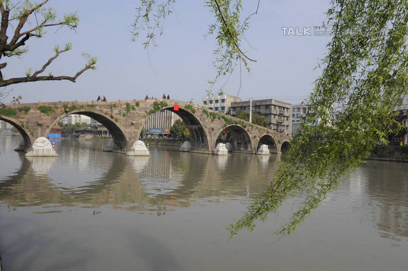 东方人,家,走,横图,室外,白天,正面,旅游,度假,河流,名胜古迹,水,标志建筑,地标,建筑,中国,亚洲,行人,游客,游人,阴影,波纹,服装,遗迹,光线,影子,房屋,屋子,河水,水流,公寓,枝条,涟漪,许多人,注视,休闲装,黄种人,古迹,文物,娱乐,建设,古建筑,洋房,浙江,楼房,路人,旅客,住宅,树枝,浙江省,衣服,蓝色,蓝天,水纹,天空,阳光,波浪,天,观察,看,一群人,享受,休闲,休闲服,旅游胜地,放松,服饰,晴朗,观看,杭州,察看,关注,古文明,东亚,广济桥,碧天桥,杭州市,万里无云,中华人民共和国,华东地区,省会,水晕,浙,虬枝,枝杈,过客,男人,男性,年轻男性,年轻女性,女人,女性,亚洲人,晴空,晴空万里,步行,散步,走路,彩图,全身,房子,余杭区,通济桥,shlbh1