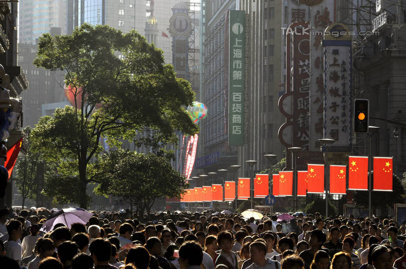 东方人,商店,站,走,横图,室外,白天,正面,购物,旅游,度假,消费,植物,标志建筑,超市,地标,建筑,商场,旗帜,国旗,上海,中国,亚洲,行人,游客,游人,阴影,服装,光线,标志,文字,影子,字符,许多人,注视,休闲装,黄种人,娱乐,标识,建设,五星红旗,路人,旅客,树,树木,衣服,绿色,阳光,自然,南京路,观察,看,站着,一群人,享受,休闲,休闲服,汉字,旅游胜地,放松,金融,百货,服饰,南京路步行街,生长,成长,观看,申,察看,关注,中文,选购,贸易,百货公司,黄浦区,中国国旗,东亚,上海市第一百货商店,上海市,中华人民共和国,沪,华东地区,血拼,国文,华文,过客,男人,男性,年轻男性,年轻女性,女人,女性,亚洲人,旗,步行,散步,站立,走路,半身,彩图,购物商场,购物中心,商业中心,红地五星旗,中华人民共和国国旗,中百一店,第一百货,shlbh1