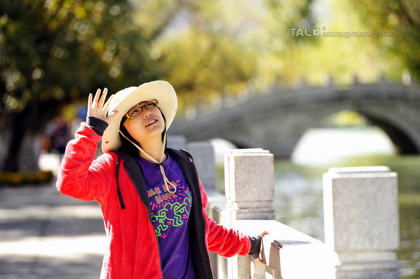 东方人,一个人,栏杆,站,举,横图,室外,白天,正面,河流,石头,水,植物,帽子,亚洲,仅一个年轻女性,仅一个女性,仅一个人,阴影,服装,朦胧,模糊,光线,石子,眼镜,影子,河水,水流,围栏,桥,注视,休闲装,黄种人,石桥,护栏,拱桥,树,树木,衣服,绿色,阳光,自然,遮阳帽,看,托,站着,休闲,休闲服,服饰,拱形,生长,成长,人行桥,石拱桥,关注,近视眼镜,年轻女性,女人,女性,亚洲人,石块,举起,举手,举着,抬头,向上举,向上伸,向上托,仰头,站立,半身,彩图,shlmx1