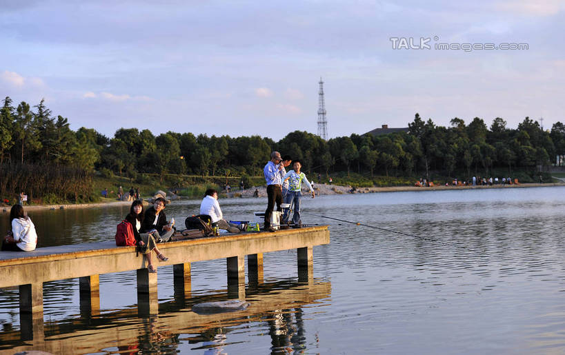 东方人,站,坐,横图,室外,白天,正面,旅游,度假,湖,湖泊,美景,山,树林,水,植物,钓鱼竿,亚洲,阴影,光线,木板,影子,湖面,景观,山峰,水流,水面,云,云朵,桥,木桥,山峦,许多人,云彩,黄种人,娱乐,栈桥,树,树木,蓝色,绿色,白云,蓝天,天空,阳光,自然,湖水,天,站着,一群人,享受,休闲,景色,放松,生长,成长,人行桥,木板桥,渔具,波光粼粼,自然风光,信号塔,男人,男性,年轻男性,年轻女性,女人,女性,亚洲人,钓竿,鱼竿,站立,坐着,彩图,全身,钓鱼,shlmx1