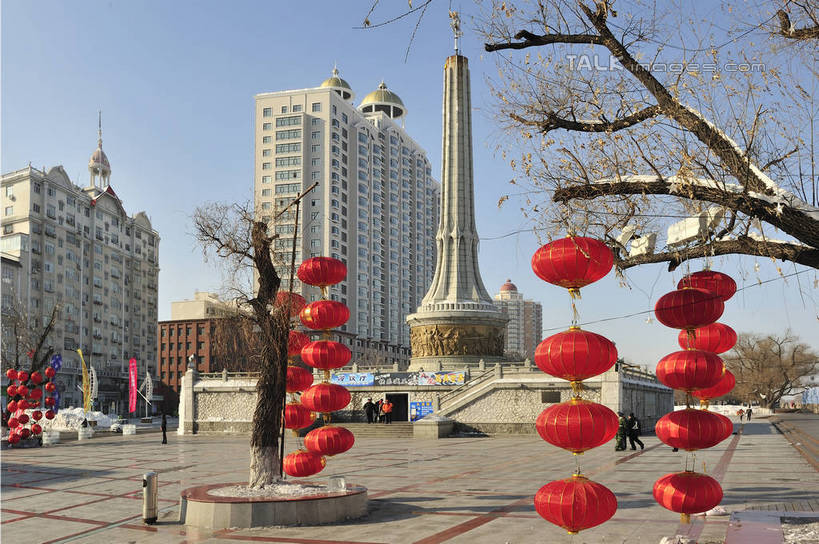 无人,高楼大厦,横图,室外,白天,正面,度假,美景,植物,城市风光,城市,大厦,建筑,摩天大楼,照明,中国,亚洲,吊挂,悬挂,阴影,装饰,光线,灯笼,影子,纸灯笼,景观,挂,娱乐,建设,树,树木,红色,蓝色,绿色,蓝天,天空,阳光,自然,灯具,天,享受,休闲,景色,放松,生长,晴朗,成长,华丽,修饰,黑,照亮,点缀,照明设备,东亚,黑龙江,黑龙江省,佳木斯,万里无云,中华人民共和国,衬托,美观,雅致,雅观,东北地区,佳木斯市,晴空,晴空万里,彩图,大楼,高层建筑,高楼,摩天楼,shlyb1