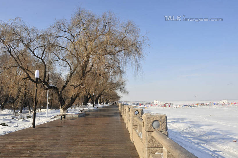 无人,栏杆,横图,室外,白天,正面,旅游,度假,美景,雪,植物,大雪,道路,路,路灯,公路,照明,中国,亚洲,阴影,光线,影子,积雪,景观,雪景,冬季,冬天,围栏,灯光,交通,娱乐,护栏,灯,树,树木,蓝色,绿色,蓝天,天空,阳光,自然,天,享受,休闲,景色,放松,寒冷,生长,晴朗,成长,黑,照亮,照明设备,自然风光,东亚,黑龙江,黑龙江省,佳木斯,万里无云,中华人民共和国,严寒,东北地区,佳木斯市,晴空,晴空万里,马路,彩图,shlyb1