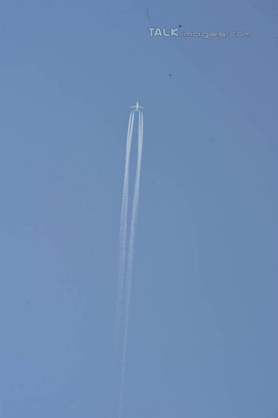 无人,竖图,室外,白天,仰视,飞机,阴影,光线,影子,烟雾,交通,航空,蓝色,蓝天,天空,阳光,交通工具,天,运输,晴朗,污染,废气,客机,载具,飞机尾迹,尾迹云,机尾云,飞机拉烟,云带,尾迹,万里无云,机尾迹,飞机尾气,晴空,晴空万里,彩图,低角度拍摄,shlyb1