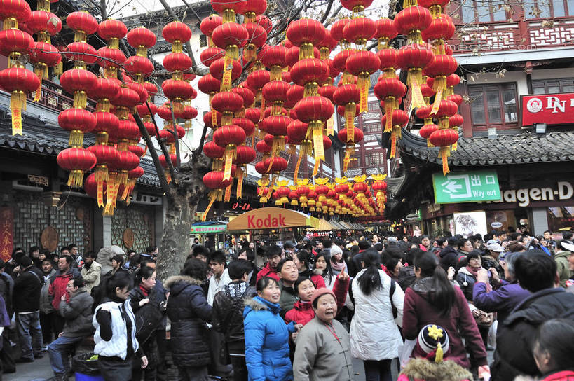 东方人,走,横图,室外,白天,正面,旅游,度假,标志建筑,地标,建筑,照明,上海,中国,元宵节,亚洲,一排,许多,行人,游客,游人,吊挂,悬挂,服装,节日,庆祝,整齐,并列,并排,灯笼,纸灯笼,庙会,很多,许多人,挂,注视,休闲装,黄种人,文化,娱乐,建设,路人,旅客,排列,衣服,灯具,城隍庙,观察,看,祈祷,一群人,庆典,享受,休闲,健康,休闲服,旅游胜地,放松,许愿,宗教,服饰,信仰,观看,纪念,祈求,照亮,申,察看,照明设备,队列,关注,平行,黄浦区,东亚,上海市,中华人民共和国,沪,华东地区,过客,老城隍庙,平安,男人,男性,年轻男性,年轻女性,女人,女性,中年男性,中年女性,亚洲人,步行,散步,走路,半身,彩图,春灯节,上元节,小正月,庙市,节场,shlyb1