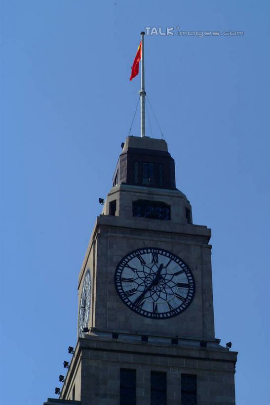 无人,高楼大厦,竖图,室外,白天,仰视,度假,美景,城市风光,城市,大厦,建筑,摩天大楼,旗帜,国旗,上海,中国,亚洲,阴影,时间,光线,时钟,影子,景观,计时,娱乐,建设,黄浦江,五星红旗,蓝色,蓝天,天空,阳光,钟表,外滩,天,享受,休闲,表,景色,放松,晴朗,申,黄浦区,中国国旗,东亚,中山东一路,上海市,万里无云,中华人民共和国,沪,华东地区,塔钟,旗,钟,晴空,晴空万里,彩图,低角度拍摄,大楼,高层建筑,高楼,摩天楼,红地五星旗,中华人民共和国国旗,黄埔滩,上海外滩,外黄埔滩,shlyb1