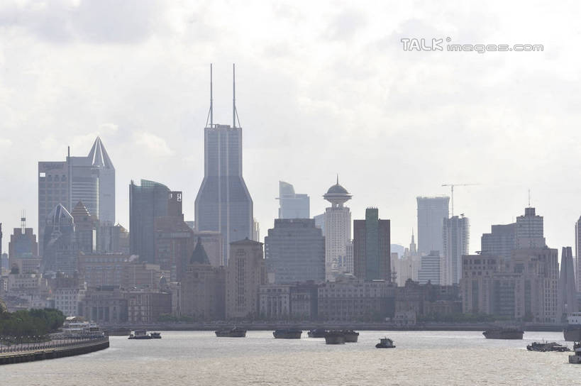 无人,高楼大厦,横图,全景,室外,白天,正面,度假,河流,美景,水,天际线,城市风光,城市,大厦,建筑,轮船,摩天大楼,船,上海,中国,亚洲,阴影,波纹,光线,影子,河水,景观,水流,云,云朵,涟漪,云彩,娱乐,建设,黄浦江,蓝色,白云,倒影,蓝天,水纹,天空,阳光,交通工具,外滩,波浪,天,享受,休闲,景色,放松,晴朗,上海大厦,申,倒映,载具,黄浦区,浦西,东亚,万国建筑博览群,外滩万国建筑博览群,上海总会,亚细亚大楼,东风饭店,有利大楼,日清大楼,中国通商银行大楼,招商局大楼,大北电报公司大楼,浦东发展银行大楼,上海海关大楼,交通银行大楼,华俄道胜银行大楼,台湾银行大楼,麦加利银行大楼,友邦大厦,和平饭店南楼,和平饭店北楼,中国银行大楼,怡泰邮船大楼,正金大楼,怡和洋行大楼,东方大楼,英国领事馆,俄罗斯总领事馆,气象信号台,中山东一路,上海市,中华人民共和国,沪,华东地区,水晕,反照,晴空,彩图,大楼,高层建筑,高楼,摩天楼,黄埔滩,上海外滩,外黄埔滩,shlyb1