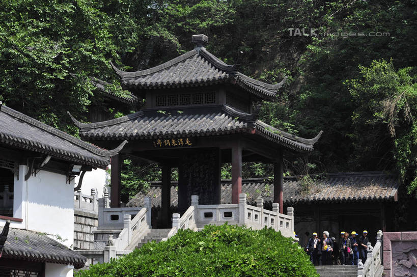 东方人,寺庙,栏杆,站,横图,室外,白天,正面,旅游,度假,森林,树林,植物,楼梯,标志建筑,地标,建筑,雕塑,武汉,中国,亚洲,行人,游客,游人,阴影,服装,节日,艺术,装饰,光线,标志,雕刻,扶手,牌匾,文字,影子,字符,阶梯,许多人,燃烧,注视,休闲装,黄种人,文化,娱乐,标识,建设,护栏,路人,旅客,台阶,树,树木,衣服,绿色,阳光,自然,香火,工艺品,庙宇,观察,看,祈祷,站着,一群人,享受,休闲,健康,休闲服,汉字,旅游胜地,放松,许愿,宗教,服饰,信仰,生长,成长,观看,纪念,祈求,美术,察看,关注,中文,主题,陈列,东亚,湖北,湖北省,黄鹤楼,武昌区,武汉市,武昌,中华人民共和国,省会,功能,美学,国文,华文,华中地区,鄂,过客,平安,男人,男性,年轻男性,年轻女性,女人,女性,亚洲人,站立,半身,彩图,庙,寺,黄鹄山,蛇山,黄鹤楼公园,shlyb1