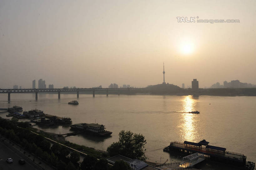 无人,高楼大厦,码头,横图,室外,白天,正面,度假,河流,美景,日落,水,城市风光,城市,大厦,港口,建筑,轮船,摩天大楼,船,武汉,中国,亚洲,阴影,波纹,飞溅,溅,光线,液体,影子,河水,景观,水滴,水流,晚霞,霞光,落日,娱乐,建设,水珠,水纹,阳光,黄昏,船尾波,交通工具,波浪,享受,休闲,景色,彩霞,放松,喷洒,载具,东亚,湖北,湖北省,武昌区,武汉市,武昌,武汉长江大桥,汉阳,中华人民共和国,省会,华中地区,鄂,夕照,薄暮,夕阳,彩图,傍晚,摆渡口,埠头,大楼,渡口,渡头,港湾,高层建筑,高楼,海港,货运码头,口岸,摩天楼,商港,龟山,汉阳区,黄鹄山,蛇山,斜阳,shlyb1