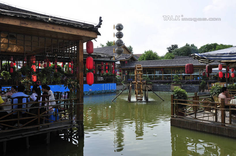 东方人,坐,横图,室外,白天,正面,度假,河流,美景,水,植物,城市风光,城市,酒店,照明,东湖,武汉,中国,亚洲,行人,游客,游人,阴影,波纹,服装,光线,灯笼,影子,纸灯笼,河水,景观,水流,涟漪,许多人,注视,休闲装,黄种人,娱乐,路人,旅客,树,树木,衣服,蓝色,绿色,倒影,蓝天,水纹,天空,阳光,自然,灯具,波浪,天,观察,看,一群人,享受,休闲,休闲服,景色,放松,服饰,生长,晴朗,成长,观看,照亮,察看,倒映,照明设备,关注,东亚,湖北,湖北省,醉香隆酒店,武汉市,万里无云,中华人民共和国,省会,水晕,华中地区,鄂,反照,过客,男人,男性,年轻男性,年轻女性,女人,女性,亚洲人,晴空,晴空万里,坐着,半身,彩图,旅店,武汉东湖,武汉东湖风景区,shlyb1