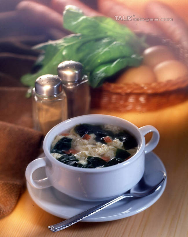 无人,竖图,俯视,室内,特写,白天,烹饪,西餐,游戏,赌博,贪欲,竞争,餐桌,桌子,萝卜,胡萝卜,蔬菜,餐具,玩具,阴影,朦胧,模糊,新鲜,反射,碟子,罐子,盘,骰子,影子,陶瓷,蛋,鸡蛋,蔬菜汤,汤,料理,食品,陶瓷制品,紫菜,玩,娱乐,菜肴,美食,刺激,玻璃制品,食物,盘子,玻璃瓶,瓶子,容器,碟,碗,休闲,西式,佳肴,有机食品,绿色食品,餐台,活动,储藏,储存,发泄,消遣,智力,赌具,黄萝卜,番萝卜,色子,投机,侥幸,欲望,投子,宣泄,卵,羹汤,膜菜,索菜,坛紫菜,子菜,紫英,紫瑛,红萝卜,甘荀,玩耍,嬉戏,彩图,高角度拍摄,丁香萝卜,胡芦菔金,金笋,鸡卵,鸡子,蔬菜浓汤,胜负,输赢,贮存,shrj1