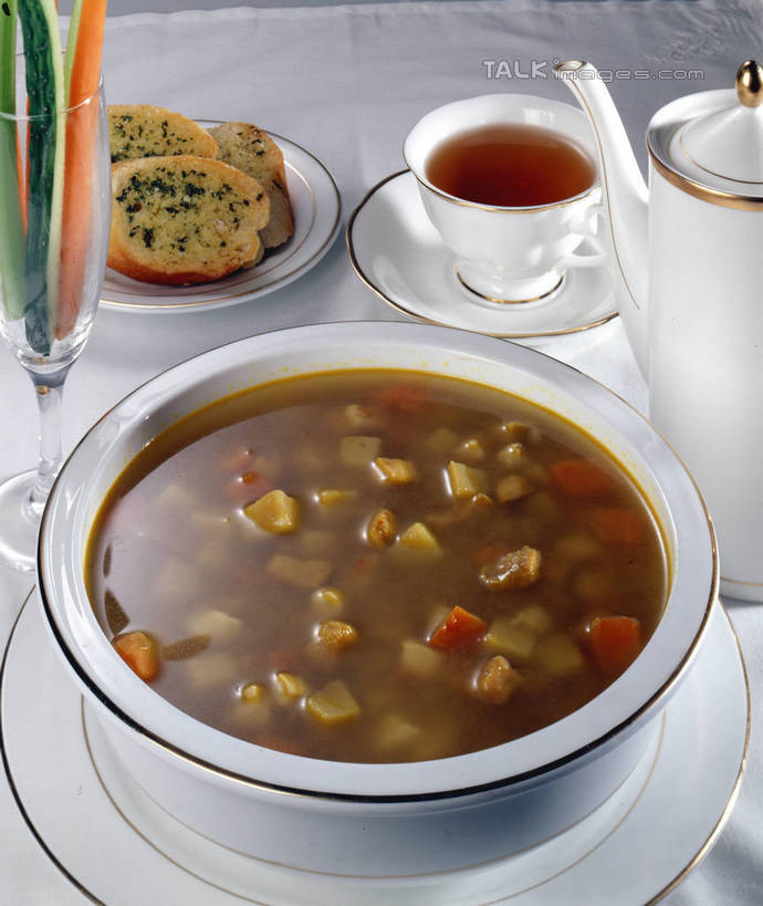 咖哩,无人,竖图,俯视,室内,特写,白天,烹饪,中餐,幸福,餐桌,茶,桌子,萝卜,胡萝卜,蔬菜,土豆,杯子,餐具,阴影,新鲜,反射,碟子,壶,盘,影子,陶瓷,调料,肉,汤,牛肉,茶叶,料理,食品,陶瓷制品,调味品,调味料,娱乐,咖喱,菜肴,美食,肉类,水壶,食物,盘子,茶壶,容器,水杯,碟,碗,享受,休闲,温馨,中式,放松,乐趣,佳肴,有机食品,绿色食品,餐台,储藏,提神,舒适,储存,醒脑,黄萝卜,番萝卜,肉食,馍馍蛋,本帮菜,沪菜,上海菜,茶杯,洋芋,山药蛋,马铃薯,红萝卜,甘荀,彩图,高角度拍摄,咖喱汤,丁香萝卜,胡芦菔金,金笋,咖喱牛肉汤,贮存,shrj1