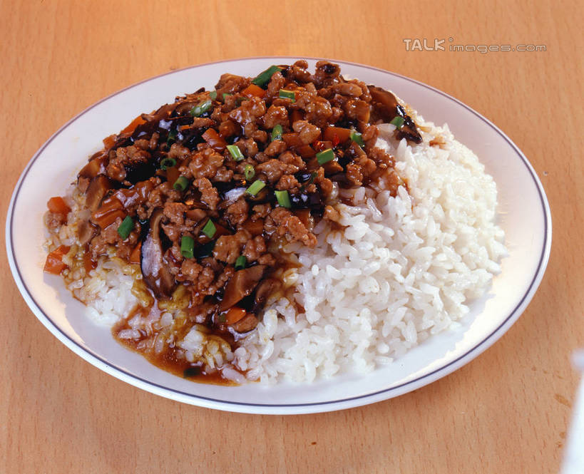 米饭,无人,横图,俯视,室内,特写,白天,烹饪,中餐,餐桌,桌子,萝卜,胡萝卜,蔬菜,餐具,阴影,新鲜,反射,碟子,盘,影子,葱,菌菇,青葱,香菇,肉,料理,食品,饭,菌类,菜肴,美食,肉类,食物,盘子,碟,中式,食用菌,佳肴,有机食品,绿色食品,餐台,五谷,真菌,黄萝卜,番萝卜,肉食,盖浇饭,椎茸,红萝卜,甘荀,彩图,高角度拍摄,丁香萝卜,胡芦菔金,平庄菇,香菌,香蕈,金笋,shrj1