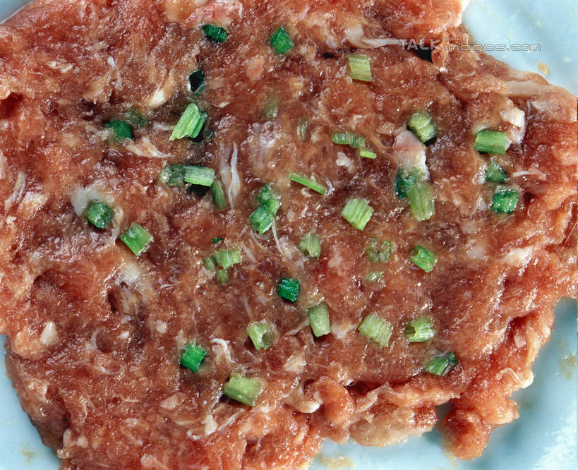 无人,横图,俯视,室内,特写,白天,餐桌,桌子,蔬菜,餐具,阴影,新鲜,反射,碟子,盘,影子,葱,青葱,调料,酱料,酱汁,肉,佐料,食品,调味品,调味料,肉酱,肉糜,肉末,酱,肉类,食物,盘子,碟,有机食品,绿色食品,餐台,肉食,彩图,高角度拍摄,shrj1