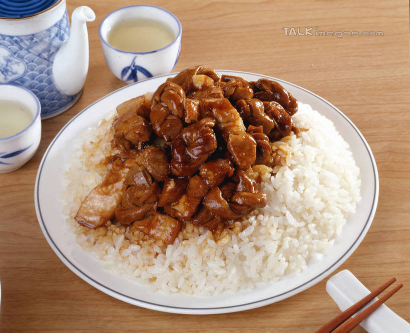 米饭,无人,横图,俯视,室内,特写,白天,烹饪,中餐,幸福,餐桌,茶,筷子,桌子,杯子,餐具,阴影,反射,碟子,壶,盘,影子,陶瓷,红烧,肉,茶叶,料理,食品,筷架,陶瓷制品,饭,筷枕,文化,娱乐,传统,猪肉,菜肴,美食,肉类,水壶,食物,盘子,茶壶,容器,水杯,碟,红烧肉,享受,休闲,温馨,中式,放松,乐趣,佳肴,餐台,礼节,筷子架,五谷,提神,舒适,五花肉,醒脑,礼仪,肉食,盖浇饭,豚肉,红烧菜,肋条肉,三层肉,本帮菜,沪菜,上海菜,茶杯,进餐用具,彩图,高角度拍摄,shrj1