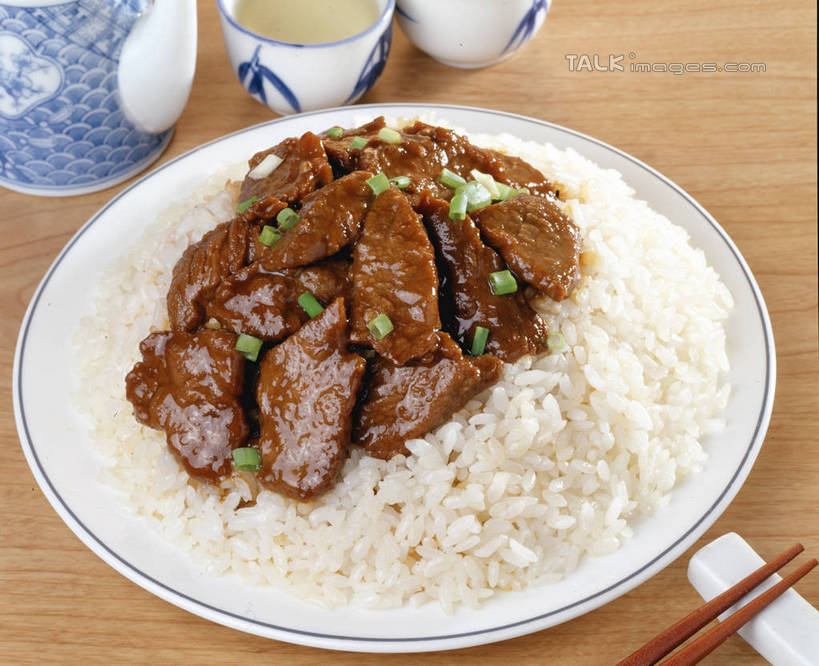 米饭,无人,横图,俯视,室内,特写,白天,烹饪,中餐,幸福,餐桌,茶,筷子,桌子,杯子,餐具,阴影,反射,碟子,壶,盘,影子,陶瓷,红烧,肉,茶叶,料理,食品,筷架,陶瓷制品,饭,筷枕,文化,娱乐,传统,猪肉,菜肴,美食,肉类,水壶,食物,盘子,茶壶,容器,水杯,碟,红烧肉,享受,休闲,温馨,中式,放松,乐趣,佳肴,餐台,礼节,筷子架,五谷,提神,舒适,五花肉,醒脑,礼仪,肉食,盖浇饭,豚肉,红烧菜,肋条肉,三层肉,本帮菜,沪菜,上海菜,茶杯,进餐用具,彩图,高角度拍摄,shrj1