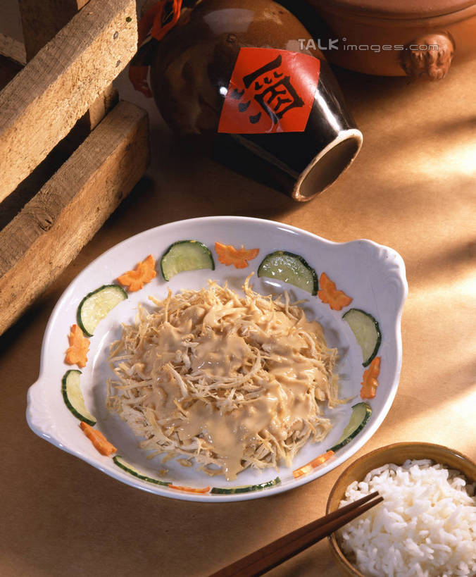 米饭,无人,竖图,俯视,室内,特写,白天,烹饪,餐桌,筷子,桌子,萝卜,胡萝卜,黄瓜,蔬菜,餐具,厨具,阴影,新鲜,反射,标志,锅子,砂锅,文字,影子,字符,陶瓷,调料,酱料,酱汁,佐料,食品,陶瓷制品,饭,调味品,调味料,文化,标识,传统,锅,酱,食物,容器,碗,汉字,花生酱,有机食品,绿色食品,餐台,锅具,储藏,礼节,五谷,储存,中文,黄萝卜,番萝卜,礼仪,烹饪用具,国文,华文,坛子,进餐用具,烹调用具,青瓜,胡瓜,红萝卜,甘荀,烹调,彩图,高角度拍摄,丁香萝卜,胡芦菔金,金笋,贮存,shrj1