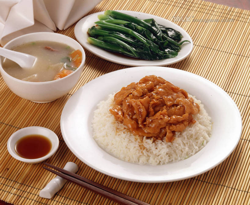 米饭,无人,横图,俯视,室内,特写,白天,烹饪,中餐,餐桌,筷子,桌子,蔬菜,餐具,阴影,新鲜,反射,碟子,滤器,盘,影子,勺子,陶瓷,肉,牛肉,料理,食品,筷架,陶瓷制品,饭,筷枕,文化,传统,菜肴,美食,肉类,食物,盘子,容器,碟,碗,中式,芥菜,佳肴,有机食品,绿色食品,餐台,储藏,礼节,筷子架,五谷,储存,礼仪,肉食,漏勺,盖浇饭,大头菜,盖菜,进餐用具,彩图,高角度拍摄,贮存,shrj1