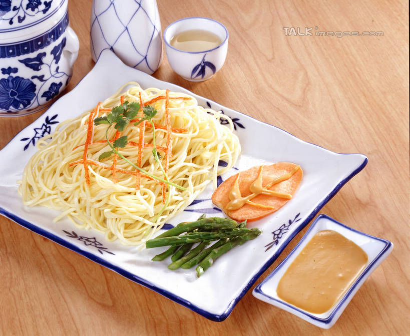 面食,面条,无人,横图,俯视,室内,特写,白天,烹饪,中餐,幸福,餐桌,茶,桌子,萝卜,胡萝卜,黄瓜,蔬菜,杯子,餐具,阴影,新鲜,反射,碟子,壶,盘,影子,陶瓷,调料,酱料,酱汁,面,佐料,茶叶,料理,食品,陶瓷制品,冷面,调味品,调味料,娱乐,酱,菜肴,美食,水壶,食物,盘子,茶壶,容器,水杯,碟,享受,休闲,温馨,中式,花生酱,放松,乐趣,佳肴,有机食品,绿色食品,餐台,提神,舒适,醒脑,黄萝卜,番萝卜,茶杯,青瓜,胡瓜,红萝卜,甘荀,彩图,高角度拍摄,丁香萝卜,胡芦菔金,金笋,shrj1