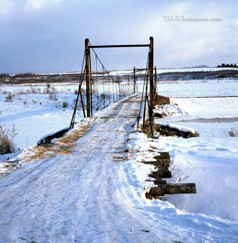 无人,竖图,室外,白天,正面,旅游,度假,河流,美景,水,雪,大雪,阴影,光线,影子,河水,积雪,景观,水流,雪景,云,云朵,冬季,冬天,桥,云彩,娱乐,蓝色,白云,蓝天,天空,阳光,自然,天,享受,休闲,景色,放松,寒冷,吊桥,晴朗,人行桥,悬索桥,自然风光,吊杆,严寒,锚锭,悬索,晴空,彩图,shrj1