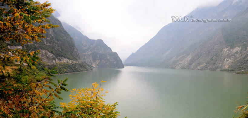 无人,横图,室外,白天,正面,旅游,度假,草地,草坪,湖,湖泊,美景,山,山脉,树林,水,植物,叶子,中国,亚洲,阴影,光线,影子,湖面,景观,山峰,水流,水面,云,云朵,山峦,云彩,娱乐,草,树,树木,绿色,蓝天,天空,阳光,自然,湖水,群山,天,享受,休闲,景色,放松,四川省,生长,成长,自然风光,东亚,四川,阿坝,中华人民共和国,西南地区,阿坝藏族羌族自治州,阿坝州,川,黄龙风景名胜区,黄龙风景区,松潘县,叶,叶片,彩图,shsgf1