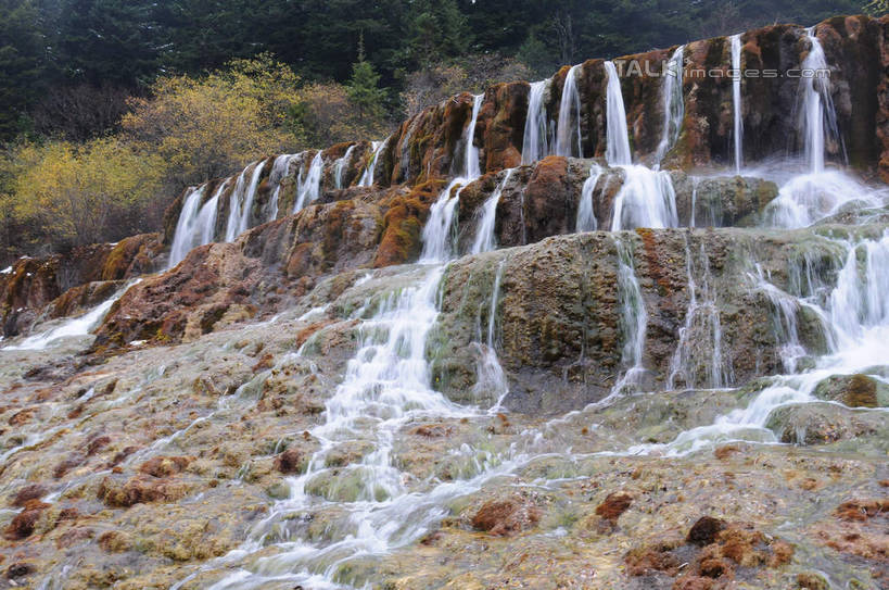 无人,横图,室外,白天,仰视,旅游,度假,草地,草坪,石头,美景,山,树林,水,植物,叶子,中国,亚洲,飞溅,溅,石子,液体,景观,山峰,水滴,山峦,娱乐,水珠,草,树,树木,绿色,白色,自然,享受,休闲,景色,放松,四川省,生长,成长,喷洒,自然风光,东亚,四川,阿坝,中华人民共和国,西南地区,阿坝藏族羌族自治州,阿坝州,川,黄龙风景名胜区,黄龙风景区,松潘县,叶,叶片,跌水,石块,岩石,彩图,低角度拍摄,shsgf1