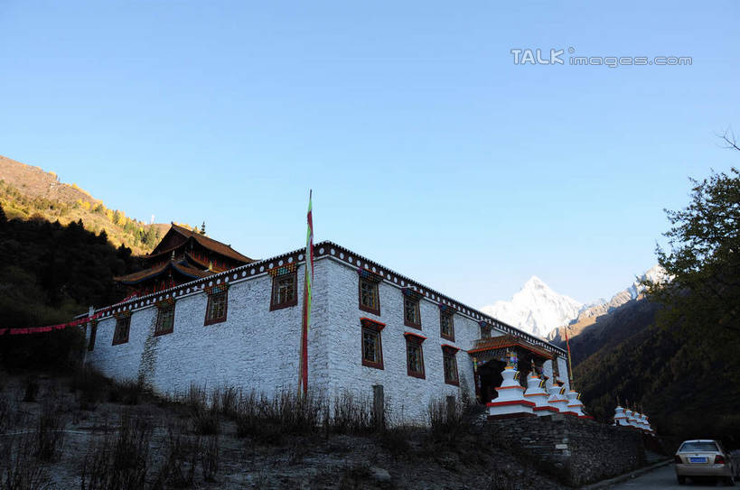 无人,家,横图,室外,白天,仰视,旅游,度假,草地,草坪,美景,山,树林,雪,雪山,植物,大雪,窗户,汽车,旗帜,中国,亚洲,一辆,停靠,阴影,光线,影子,房屋,屋子,积雪,景观,山峰,雪景,云,云朵,冬天,山峦,云彩,娱乐,楼房,玻璃窗,住宅,车,草,树,树木,蓝色,绿色,白云,蓝天,天空,阳光,自然,交通工具,轿车,天,享受,休闲,景色,放松,四川省,生长,成长,自然风光,东亚,四川,阿坝,中华人民共和国,西南地区,阿坝藏族羌族自治州,阿坝州,长坪沟,川,四姑娘山,彩图,低角度拍摄,房子,shsgf1