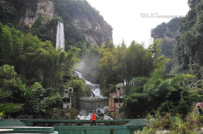 东方人,一个人,走,横图,室外,白天,仰视,旅游,度假,纯洁,石头,美景,瀑布,山,水,植物,楼梯,竹子,雕塑,张家界,中国,亚洲,仅一个男性,仅一个人,飞溅,服装,艺术,装饰,溅,标志,雕刻,雕像,石子,文字,液体,字符,阶梯,洞,景观,山峰,水滴,桥,山峦,休闲装,黄种人,娱乐,标识,台阶,水珠,树,树木,仅一个年轻男性,衣服,红色,绿色,天空,自然,石碑,工艺品,天,享受,休闲,休闲服,汉字,景色,放松,服饰,吊桥,洞穴,生长,成长,纪念,人行桥,悬索桥,美术,高雅,喷洒,中文,自然风光,主题,吊杆,陈列,东亚,湖南,湖南省,穴,中华人民共和国,碑刻,功能,美学,奉献,国文,华文,质朴,正直,华中地区,湘,张家界市,担当,锚锭,悬索,武陵源区,宝峰湖,男人,男性,年轻男性,亚洲人,跌水,石块,岩石,竹,步行,散步,走路,彩图,低角度拍摄,全身,奋进,操守,四君子,岁寒三友,性坚,虚怀,虚心,善群,卓尔,shsgf1