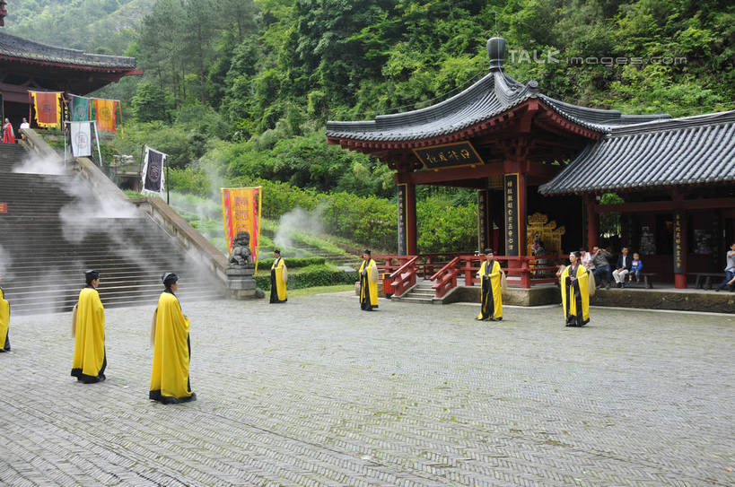 东方人,背部,道士,栏杆,走,举,横图,室外,白天,正面,旅游,度假,名胜古迹,雾,楼梯,标志建筑,地标,建筑,旗帜,中国,亚洲,行人,游客,游人,沸腾,节日,遗迹,飘扬,蒸汽,包装,扶手,香炉,纸箱,阶梯,水蒸气,许多人,黄种人,古迹,文化,文物,娱乐,旗子,建设,古建筑,浙江,护栏,路人,旅客,台阶,浙江省,黄色,容器,箱子,低头,祈祷,托,一群人,享受,休闲,健康,旅游胜地,放松,许愿,宗教,信仰,纪念,祈求,祭奠,祭祀,仪式,纸板箱,祭坛,道教,典礼,道袍,古文明,东亚,包装箱,拂尘,中华人民共和国,华东地区,浙,蒸发,旌旗,旗号,垂头,丽水,丽水市,敬拜,过客,缙云,缙云县,祭典,轩辕,黄帝,仙都,仙都风景名胜区,黄帝祠宇,平安,老年男性,男人,男性,年轻男性,亚洲人,步行,举起,举手,举着,散步,向上举,向上伸,向上托,走路,彩图,全身,房子,shsgf1