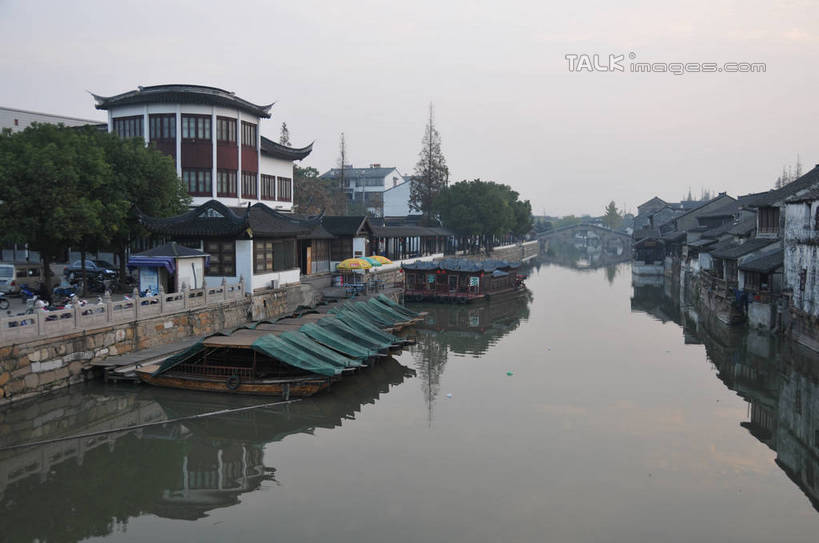 无人,家,栏杆,横图,室外,白天,正面,旅游,度假,河流,名胜古迹,水,标志建筑,地标,建筑,中国,亚洲,阴影,遗迹,光线,影子,房屋,屋子,河水,水流,围栏,古迹,文物,娱乐,建设,古建筑,江苏,护栏,楼房,住宅,蓝色,倒影,蓝天,天空,阳光,天,享受,休闲,旅游胜地,放松,晴朗,倒映,古文明,东亚,江苏省,昆山,昆山市,万里无云,中华人民共和国,华东地区,苏,反照,鹿城,千灯镇,晴空,晴空万里,彩图,房子,shsgf1