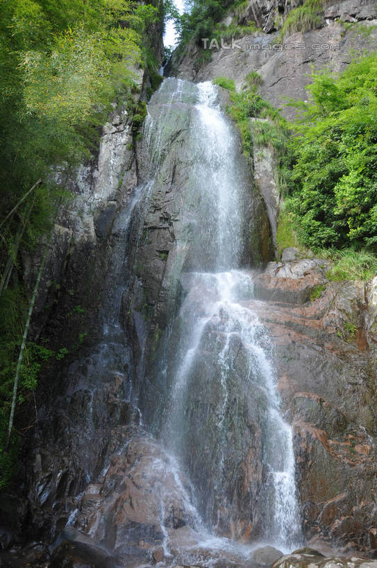 无人,竖图,室外,白天,正面,旅游,度假,石头,美景,瀑布,森林,山,山脉,树林,水,植物,中国,亚洲,阴影,飞溅,溅,光线,石子,液体,影子,景观,山顶,山峰,水滴,悬崖,山峦,娱乐,浙江,水珠,树,树木,浙江省,绿色,阳光,自然,群山,享受,休闲,景色,放松,生长,成长,喷洒,自然风光,东亚,沉积岩,中华人民共和国,华东地区,浙,绝壁,丽水,丽水市,颠峰,极峰,水成岩,南尖岩,遂昌,跌水,石块,岩石,彩图,shsgf1