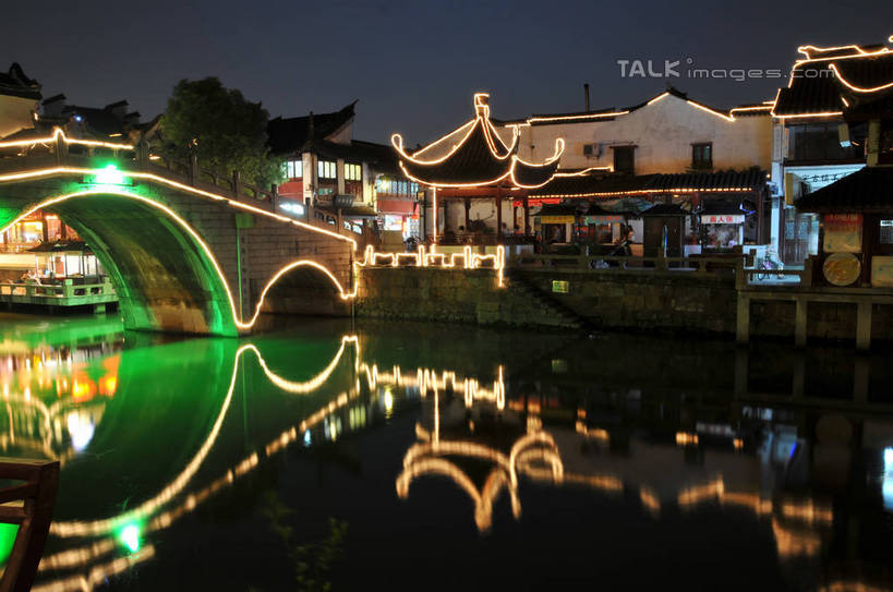 无人,家,横图,彩色,室外,夜晚,正面,旅游,度假,河流,石头,名胜古迹,水,植物,标志建筑,地标,建筑,霓虹灯,夜景,上海,中国,亚洲,阴影,遗迹,光线,石子,影子,房屋,屋子,河水,水流,桥,灯光,七彩,古迹,文物,娱乐,光源,建设,古建筑,石桥,楼房,霓虹,拱桥,住宅,栈桥,灯,树,树木,古镇,绿色,倒影,自然,享受,休闲,旅游胜地,放松,拱形,生长,成长,人行桥,石拱桥,申,倒映,照明设备,古文明,东亚,七宝镇,闵行区,上海市,中华人民共和国,沪,华东地区,七宝,氖灯,反照,七宝古镇,石块,彩图,房子,shsgf1