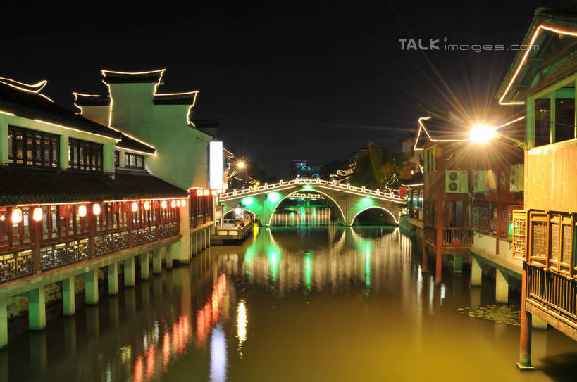 无人,家,横图,彩色,室外,夜晚,正面,旅游,度假,河流,石头,名胜古迹,水,植物,标志建筑,地标,建筑,霓虹灯,夜景,上海,中国,亚洲,阴影,遗迹,光线,石子,影子,房屋,屋子,河水,水流,桥,灯光,七彩,古迹,文物,娱乐,光源,建设,古建筑,石桥,楼房,霓虹,拱桥,住宅,栈桥,灯,树,树木,古镇,绿色,倒影,自然,享受,休闲,旅游胜地,放松,拱形,生长,成长,人行桥,石拱桥,申,倒映,照明设备,古文明,东亚,七宝镇,闵行区,上海市,中华人民共和国,沪,华东地区,七宝,氖灯,反照,七宝古镇,石块,彩图,房子,shsgf1