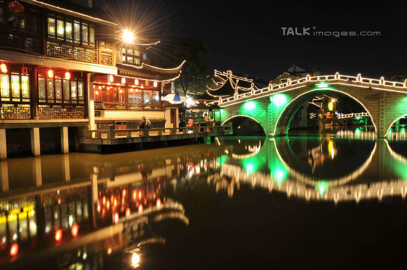 无人,家,横图,彩色,室外,夜晚,正面,旅游,度假,河流,石头,名胜古迹,水,植物,标志建筑,地标,建筑,霓虹灯,夜景,上海,中国,亚洲,阴影,遗迹,光线,石子,影子,房屋,屋子,河水,水流,桥,灯光,七彩,古迹,文物,娱乐,光源,建设,古建筑,石桥,楼房,霓虹,拱桥,住宅,栈桥,灯,树,树木,古镇,绿色,倒影,自然,享受,休闲,旅游胜地,放松,拱形,生长,成长,人行桥,石拱桥,申,倒映,照明设备,古文明,东亚,七宝镇,闵行区,上海市,中华人民共和国,沪,华东地区,七宝,氖灯,反照,七宝古镇,石块,彩图,房子,shsgf1