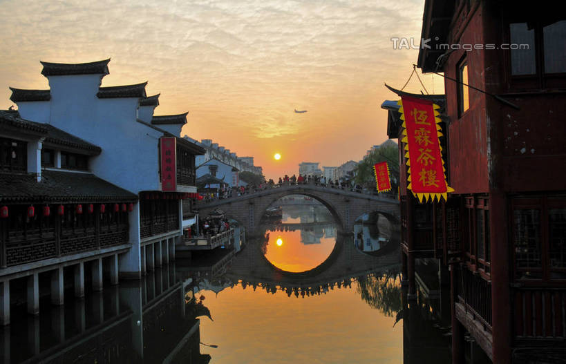 无人,家,横图,室外,白天,正面,旅游,度假,河流,石头,名胜古迹,日落,水,标志建筑,地标,建筑,旗帜,上海,中国,亚洲,阴影,遗迹,光线,石子,影子,房屋,屋子,河水,水流,晚霞,霞光,落日,桥,古迹,文物,娱乐,旗子,建设,古建筑,石桥,楼房,拱桥,住宅,栈桥,古镇,倒影,阳光,黄昏,享受,休闲,旅游胜地,彩霞,放松,拱形,人行桥,石拱桥,申,倒映,古文明,东亚,七宝镇,闵行区,上海市,中华人民共和国,沪,华东地区,七宝,旌旗,旗号,夕照,反照,七宝古镇,石块,夕阳,彩图,房子,斜阳,shsgf1