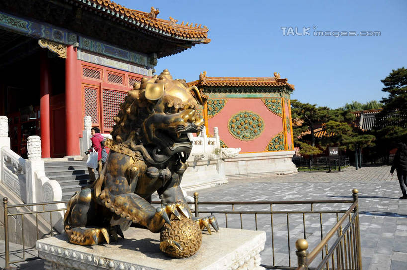 东方人,一个人,故宫,宫殿,栏杆,走,横图,室外,白天,正面,旅游,度假,名胜古迹,植物,楼梯,标志建筑,地标,建筑,哺乳动物,野生动物,狮子,雕塑,北京,中国,亚洲,仅一个女性,仅一个人,阴影,服装,辟邪,遗迹,艺术,装饰,光线,雕刻,雕像,扶手,影子,阶梯,围栏,首都,休闲装,黄种人,古迹,文化,文物,娱乐,建设,古建筑,护栏,石雕,台阶,树,树木,衣服,蓝色,绿色,蓝天,天空,阳光,自然,动物,工艺品,石狮,紫禁城,天,祈祷,仅一个中年女性,享受,休闲,健康,休闲服,旅游胜地,放松,许愿,服饰,生长,晴朗,成长,纪念,祈求,美术,权利,主题,凶猛,陈列,古文明,东亚,万里无云,中华人民共和国,北京市,京,北平,华北地区,功能,美学,驱邪,祛邪,避邪,北京故宫博物院,守护神,残暴,平安,凶残,女人,女性,中年女性,亚洲人,晴空,晴空万里,步行,散步,走路,彩图,全身,shsgf1