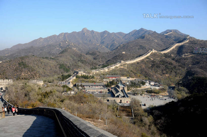 东方人,走,横图,俯视,室外,白天,旅游,度假,名胜古迹,山,山脉,树林,植物,标志建筑,地标,建筑,北京,长城,中国,亚洲,行人,游客,游人,阴影,服装,遗迹,光线,影子,山峰,山峦,首都,许多人,休闲装,黄种人,古迹,文物,娱乐,建设,古建筑,路人,旅客,树,树木,衣服,蓝色,绿色,蓝天,天空,阳光,自然,群山,天,一群人,享受,休闲,休闲服,旅游胜地,放松,服饰,生长,晴朗,成长,万里长城,烽火台,古文明,东亚,八达岭,八达岭长城,万里无云,中华人民共和国,北京市,京,北平,华北地区,延庆县,过客,军都山,男人,男性,年轻男性,年轻女性,女人,女性,亚洲人,晴空,晴空万里,步行,散步,走路,半身,彩图,高角度拍摄,墩台,烽堠,烽燧,烟墩,shsgf1