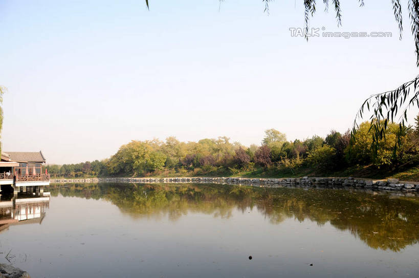 无人,公园,横图,室外,白天,正面,旅游,度假,湖,湖泊,名胜古迹,水,植物,标志建筑,地标,建筑,柳树,北京,圆明园,中国,亚洲,阴影,波纹,遗迹,光线,木板,影子,亭子,湖面,水流,水面,桥,木桥,涟漪,首都,古迹,文物,娱乐,建设,古建筑,垂柳,栈桥,树,树木,蓝色,绿色,倒影,蓝天,水纹,天空,阳光,自然,波浪,湖水,天,享受,休闲,旅游胜地,放松,生长,晴朗,成长,人行桥,木板桥,倒映,古文明,东亚,海淀区,万里无云,中华人民共和国,北京市,京,北平,华北地区,水晕,倒挂柳,反照,晴空,晴空万里,垂枝柳,彩图,圆明园遗址,圆明园遗址公园,shsgf1