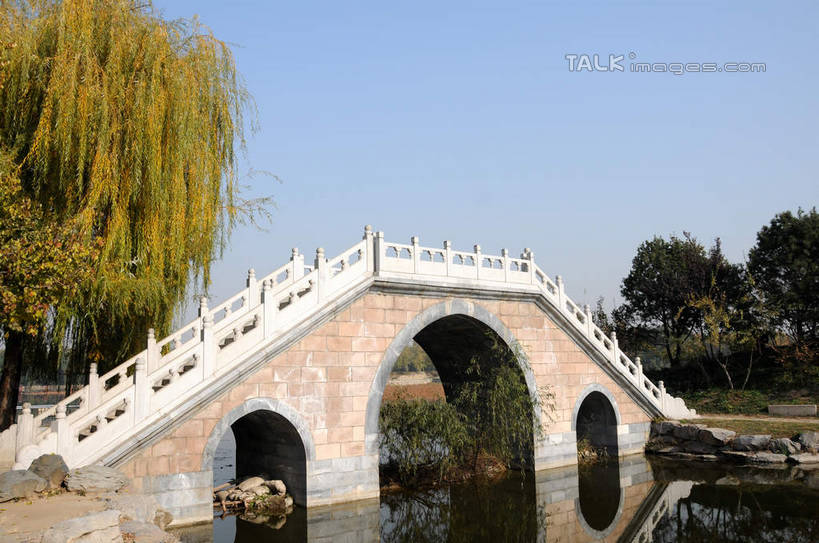无人,公园,横图,室外,白天,正面,旅游,度假,湖,湖泊,石头,名胜古迹,水,植物,标志建筑,地标,建筑,柳树,北京,圆明园,中国,亚洲,阴影,波纹,遗迹,光线,石子,影子,湖面,水流,水面,桥,涟漪,首都,古迹,文物,娱乐,建设,古建筑,石桥,垂柳,拱桥,栈桥,树,树木,蓝色,绿色,倒影,蓝天,水纹,天空,阳光,自然,波浪,湖水,天,享受,休闲,旅游胜地,放松,拱形,生长,晴朗,成长,人行桥,石拱桥,倒映,古文明,东亚,海淀区,万里无云,中华人民共和国,北京市,京,北平,华北地区,水晕,倒挂柳,反照,石块,晴空,晴空万里,垂枝柳,彩图,圆明园遗址,圆明园遗址公园,shsgf1