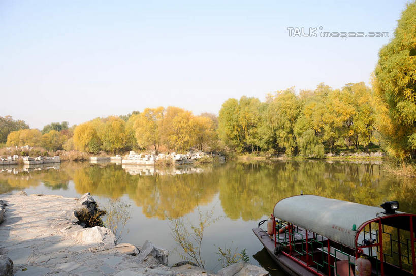 无人,公园,横图,室外,白天,正面,旅游,度假,湖,湖泊,名胜古迹,水,植物,标志建筑,地标,建筑,船,北京,圆明园,中国,亚洲,阴影,波纹,遗迹,光线,影子,湖面,水流,水面,木船,涟漪,首都,古迹,文物,娱乐,建设,古建筑,树,树木,蓝色,绿色,倒影,蓝天,水纹,天空,阳光,自然,交通工具,波浪,湖水,天,享受,休闲,旅游胜地,放松,生长,晴朗,成长,倒映,舟,载具,古文明,东亚,海淀区,万里无云,中华人民共和国,北京市,京,北平,华北地区,水晕,反照,晴空,晴空万里,彩图,圆明园遗址,圆明园遗址公园,shsgf1