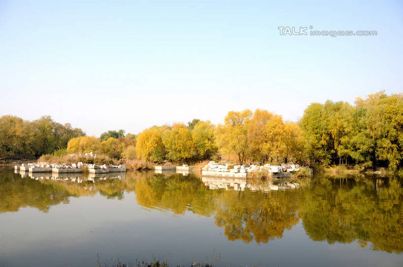 无人,公园,横图,室外,白天,正面,旅游,度假,湖,湖泊,名胜古迹,水,植物,标志建筑,地标,建筑,北京,圆明园,中国,亚洲,阴影,波纹,遗迹,光线,影子,湖面,水流,水面,涟漪,首都,古迹,文物,娱乐,建设,古建筑,树,树木,蓝色,绿色,倒影,蓝天,水纹,天空,阳光,自然,波浪,湖水,天,享受,休闲,旅游胜地,放松,生长,晴朗,成长,倒映,古文明,东亚,海淀区,万里无云,中华人民共和国,北京市,京,北平,华北地区,水晕,反照,晴空,晴空万里,彩图,圆明园遗址,圆明园遗址公园,shsgf1