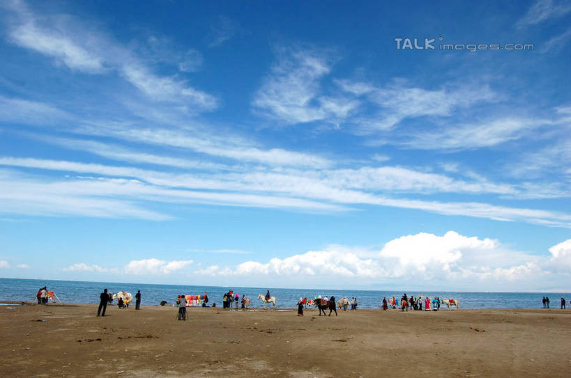 东方人,走,横图,室外,白天,正面,旅游,度假,海浪,海洋,美景,沙滩,牛,青海湖,中国,亚洲,行人,游客,游人,服装,沙子,海岸,景观,浪花,水平线,云,云朵,辽阔,海平线,沙地,许多人,云彩,休闲装,黄种人,娱乐,路人,旅客,衣服,蓝色,白云,蓝天,天空,自然,海水,动物,天,一群人,享受,休闲,广阔,休闲服,家畜,景色,放松,服饰,牲畜,晴朗,一望无际,自然风光,海景,东亚,青海,青海省,中华人民共和国,西北地区,青,无边无际,一马平川,高原之舟,天祝白牦牛,过客,咸水湖,男人,男性,年轻男性,年轻女性,女人,女性,亚洲人,大海,风浪,海,海水的波动,海滩,近岸浪,涌浪,晴空,牦牛,步行,散步,走路,彩图,全身,水天相接,水天一线,shsgf1