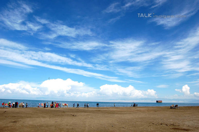 东方人,走,横图,室外,白天,正面,旅游,度假,海浪,海洋,美景,沙滩,牛,青海湖,中国,亚洲,行人,游客,游人,服装,沙子,海岸,景观,浪花,水平线,云,云朵,辽阔,海平线,沙地,许多人,云彩,休闲装,黄种人,娱乐,路人,旅客,衣服,蓝色,白云,蓝天,天空,自然,海水,动物,天,一群人,享受,休闲,广阔,休闲服,家畜,景色,放松,服饰,牲畜,晴朗,一望无际,自然风光,海景,东亚,青海,青海省,中华人民共和国,西北地区,青,无边无际,一马平川,高原之舟,天祝白牦牛,过客,咸水湖,男人,男性,年轻男性,年轻女性,女人,女性,亚洲人,大海,风浪,海,海水的波动,海滩,近岸浪,涌浪,晴空,牦牛,步行,散步,走路,彩图,全身,水天相接,水天一线,shsgf1