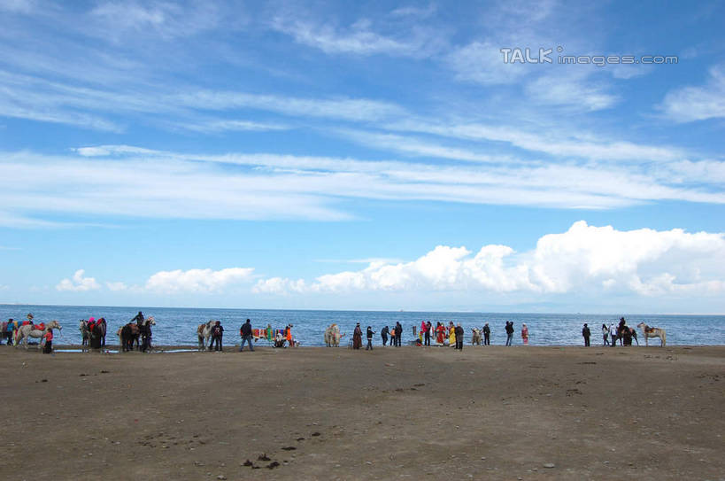 东方人,走,横图,室外,白天,正面,旅游,度假,海浪,海洋,美景,沙滩,牛,青海湖,中国,亚洲,行人,游客,游人,服装,沙子,海岸,景观,浪花,水平线,云,云朵,辽阔,海平线,沙地,许多人,云彩,休闲装,黄种人,娱乐,路人,旅客,衣服,蓝色,白云,蓝天,天空,自然,海水,动物,天,一群人,享受,休闲,广阔,休闲服,家畜,景色,放松,服饰,牲畜,晴朗,一望无际,自然风光,海景,东亚,青海,青海省,中华人民共和国,西北地区,青,无边无际,一马平川,高原之舟,天祝白牦牛,过客,咸水湖,男人,男性,年轻男性,年轻女性,女人,女性,亚洲人,大海,风浪,海,海水的波动,海滩,近岸浪,涌浪,晴空,牦牛,步行,散步,走路,彩图,全身,水天相接,水天一线,shsgf1