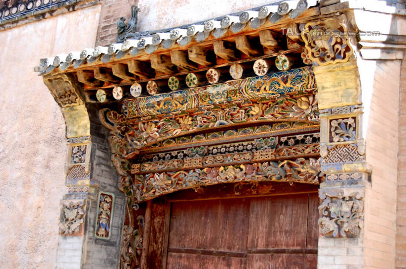 无人,寺庙,横图,室外,白天,正面,旅游,度假,绘画,名胜古迹,门,标志建筑,地标,建筑,中国,亚洲,节日,遗迹,艺术,装饰,瓦片,墙,屋顶,顶棚,瓦,古迹,文化,文物,娱乐,建设,古建筑,壁画,墙壁,墙面,门框,庙宇,祈祷,享受,休闲,健康,旅游胜地,放松,许愿,宗教,建造,佛教,信仰,纪念,华丽,修饰,祈求,点缀,古文明,东亚,屋瓦,青海,青海省,塔尔寺,鲁沙尔镇,西宁,中华人民共和国,省会,衬托,美观,雅致,雅观,西北地区,西宁市,青,释教,县城,湟中,湟中县,平安,画画,彩图,庙,寺,shsgf1