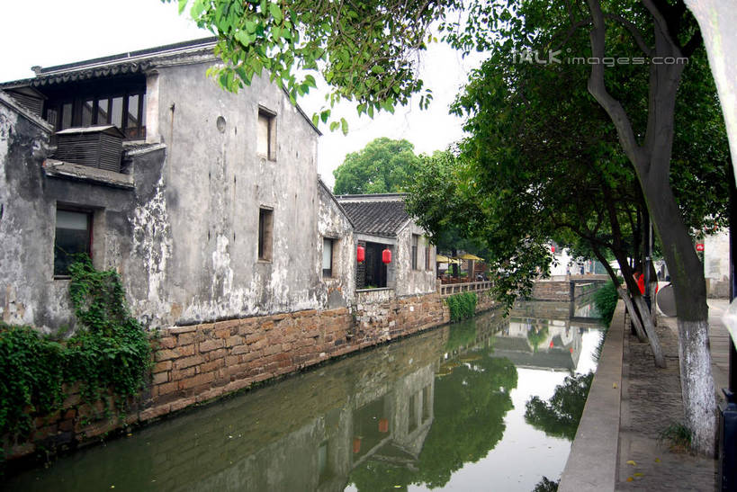 无人,家,横图,室外,白天,正面,旅游,度假,河流,美景,水,植物,城市风光,城市,建筑,照明,中国,亚洲,吊挂,悬挂,灯笼,纸灯笼,房屋,墙,屋子,河水,景观,水流,公寓,挂,娱乐,建设,江苏,苏州,洋房,楼房,墙壁,墙面,住宅,树,树木,绿色,倒影,自然,灯具,享受,休闲,景色,放松,生长,成长,照亮,倒映,照明设备,东亚,江苏省,平江路,苏州市,中华人民共和国,华东地区,苏,反照,彩图,房子,平江,平江区,shsgf1