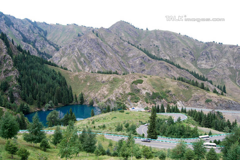 草坪,湖,湖泊,石头,美景,山,山脉,水,植物,中国,亚洲,石子,湖面,景观