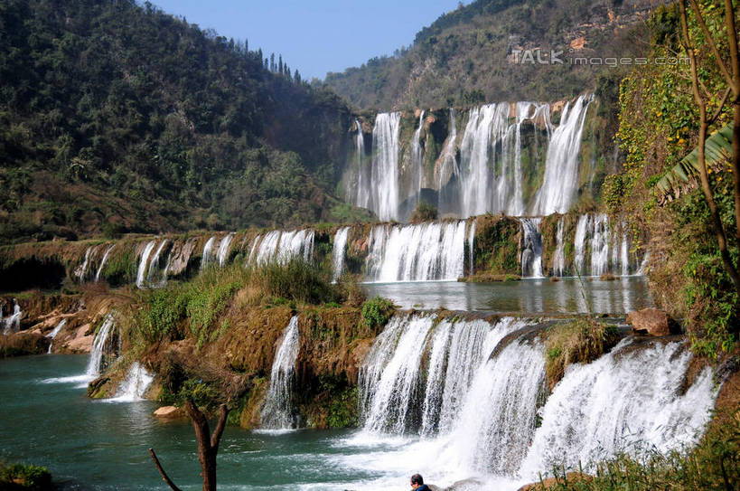 无人,横图,室外,白天,正面,旅游,度假,石头,美景,瀑布,山,山脉,水,植物,中国,亚洲,阴影,飞溅,溅,光线,石子,液体,影子,景观,山峰,水滴,悬崖,山峦,娱乐,云南,水珠,树,树木,蓝色,绿色,蓝天,天空,阳光,自然,群山,天,享受,休闲,景色,放松,生长,晴朗,成长,喷洒,自然风光,东亚,罗平,云南省,九龙瀑布,曲靖市,曲靖,罗平县,万里无云,中华人民共和国,西南地区,绝壁,滇,跌水,石块,岩石,晴空,晴空万里,彩图,shsgf1